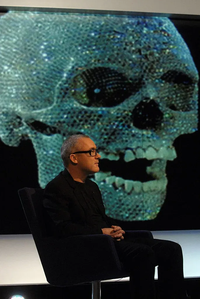 A művész, Damien Hirst és az alkotása – Fotó: Jeff Overs / BBC / Getty Images