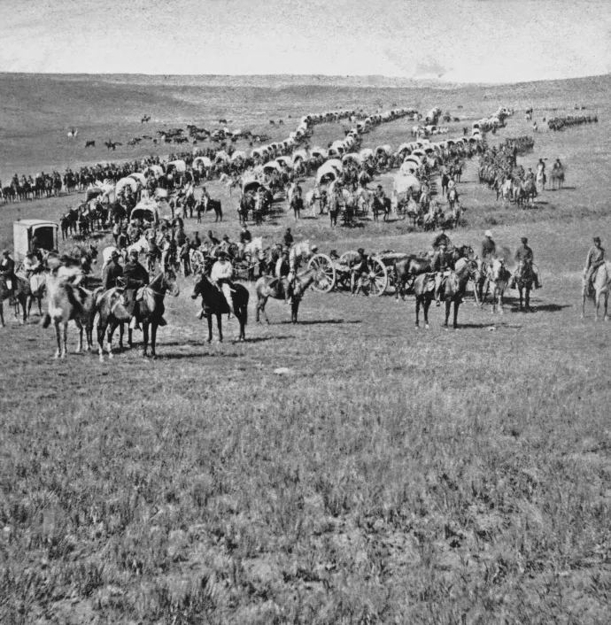 Szekerek és lovasok gyülekeznek Custer Black Hills-i expedíciója során, 1874 körül – Fotó: Kean Collection / Getty Images