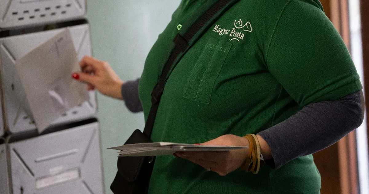 A kormány testkamerát rakna a postásokra