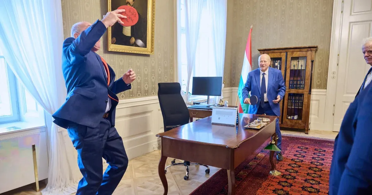 Sulyok Tamás pinyózik a Sándorba': az asztal biedermeier, a háló egy laptop, a mez pedig öltöny