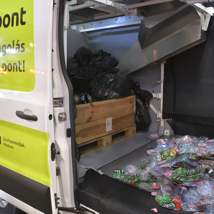 Rá fognak kényszerülni a kisebb boltok is, hogy visszavegyék a palackokat