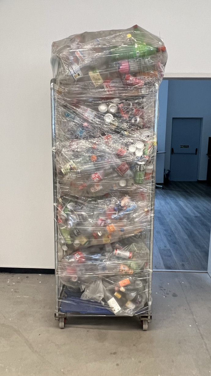 Ezer darab visszavett palack egy tárolóban. Fotó: MOHU