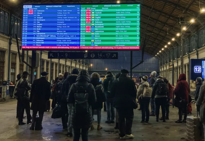 A Nyugati pályaudvar reggel 7 előtt – Fotó: Olvasónk, Viktória / Telex