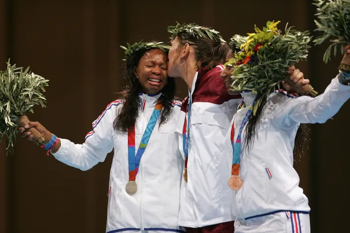 Laura Flessel-Colovic, Nagy Timea és a bronzérmes Maureen Nisima a 2004. évi athéni nyári olimpiai játékokon 2004. augusztus 15-én – Fotó: Jamie Squire / Getty Images