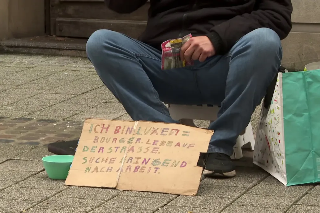 Arte: Kitett egy poharat néhány érmével, alig tíz perc múlva lecsapott rá három rendőr – Forrás: Telex.hu