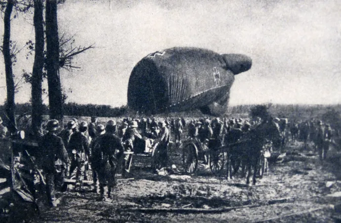 Német megfigyelőballon a frontvonal közelében, az első világháború alatt – Fotó: Universal History Archive / Universal Images Group / Getty Images