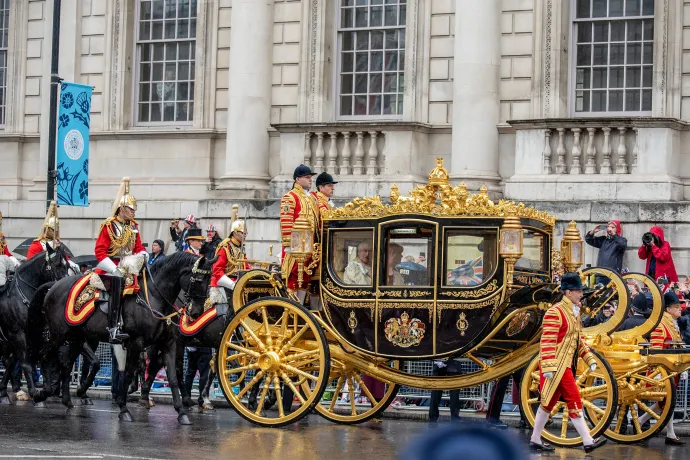 Nem volt olcsó III. Károly koronázása, a monarchiaellenesek megmondták a magukét