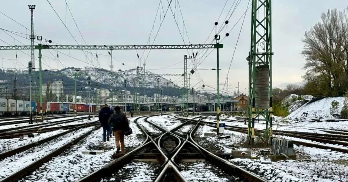 Több utas inkább a sínek mellett gyalogolt a hóban, miután összeomlott a vasúti közlekedés Kelenföldön