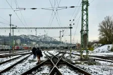 Több utas inkább a sínek mellett gyalogolt a hóban, miután összeomlott a vasúti közlekedés Kelenföldön