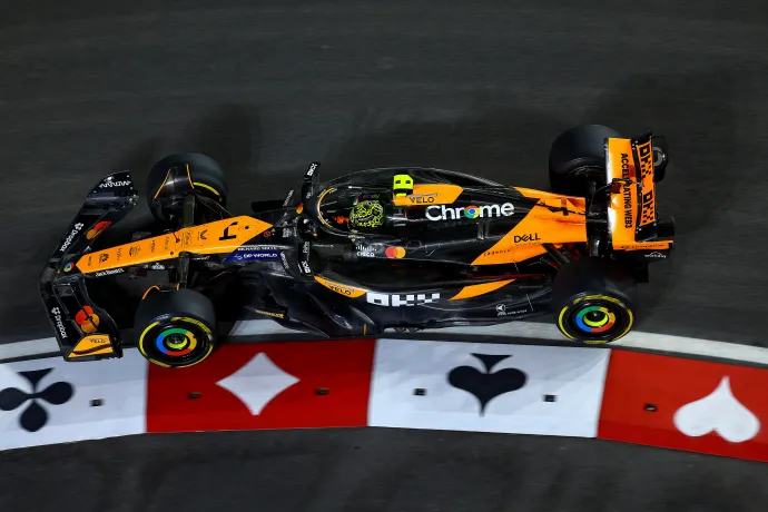 Chrome-hirdetések Lando Norris autóján az idei Las Vegas-i Nagydíj csütörtöki szabadedzésén, november 21-én – Fotó: Clive Rose / Formula 1 / Getty Images