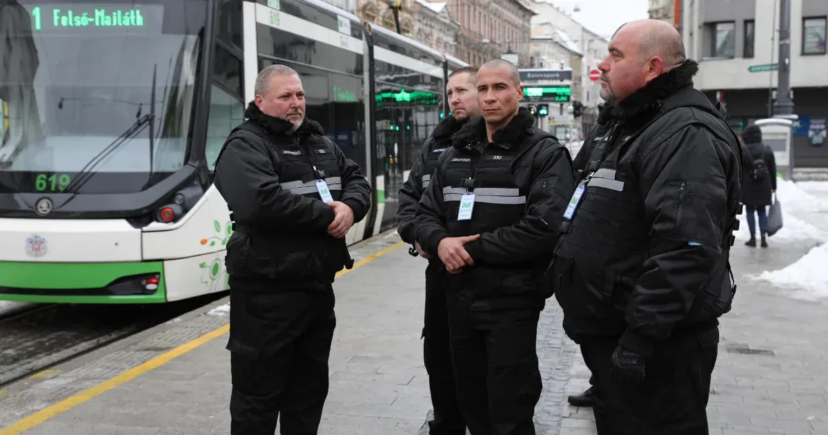 Járatpandúrok helyett járatseriffnek hívja a járatkísérőket Miskolc polgármestere