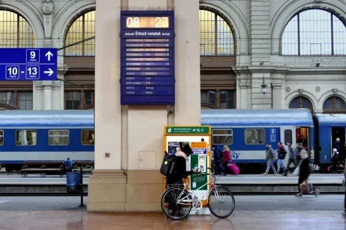 Helyreállt a közlekedés a kelenföldi állomáson, menetrend szerint járnak a vonatok – Forrás: Telex.hu