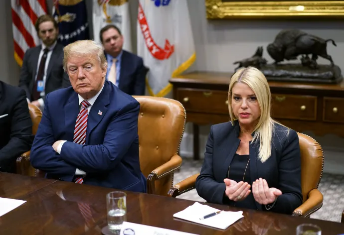 Donald Trump és az akkori floridai főügyész Pam Bondi a Fehér Házban 2018. február 22-én – Fotó: Mandel Ngan / AFP