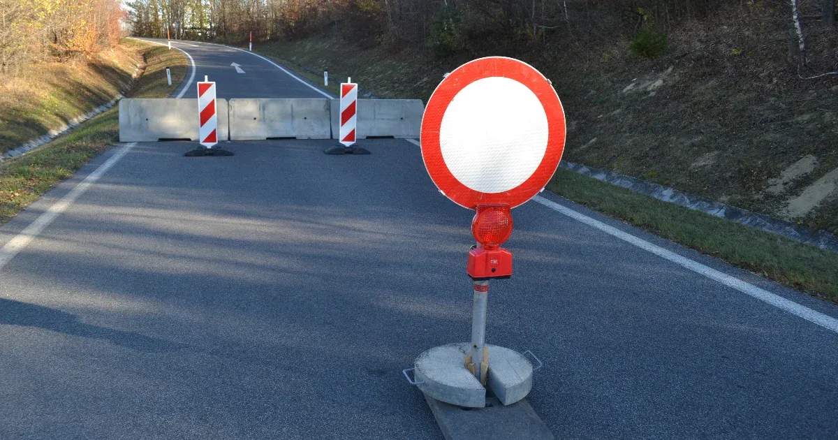 Betonakadállyal zártak le egy utat Ausztriában a magyar ingázók miatt