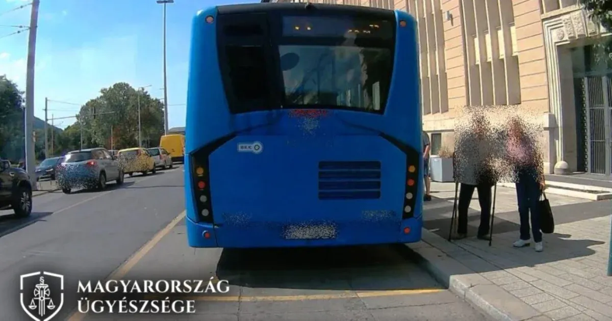 Életveszélyesen megsérült az idős férfi, akit botjánál fogva rángattak le a pótlóbuszról