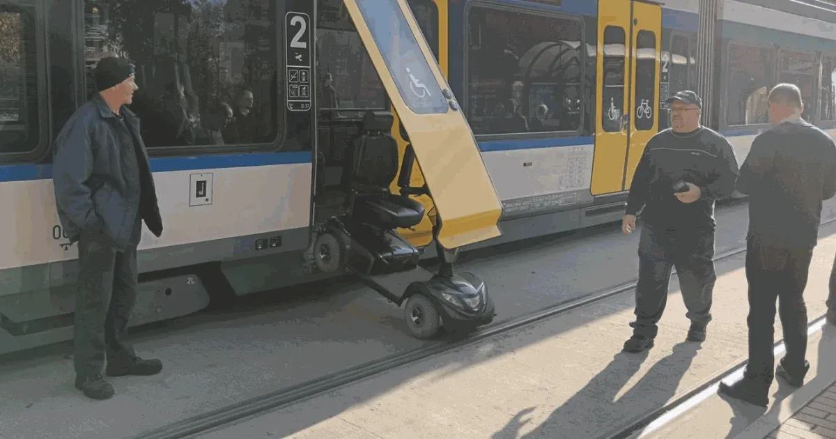 Rokkantkocsi törte ki a tram-train ajtaját Szegeden