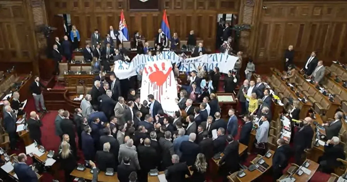 Tusakodtak és lökdösődtek a szerb képviselők a parlamentben az újvidéki állomásomlás miatt