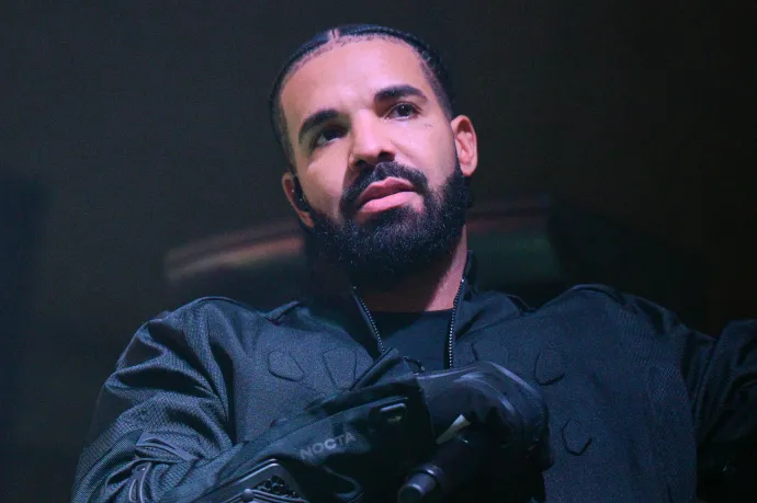 Drake szerint a Universal és a Spotify szándékosan manipulálta Kendrick Lamar őt támadó dalának a hallgatottságát