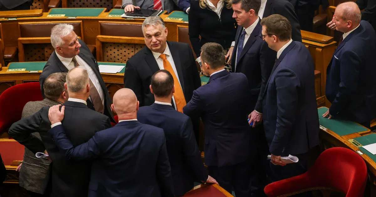 A kormány szerint nincs szükség antikorrupciós szobára a minisztériumokban, mert mindenkinek biztosítják a közérdekű adatokat