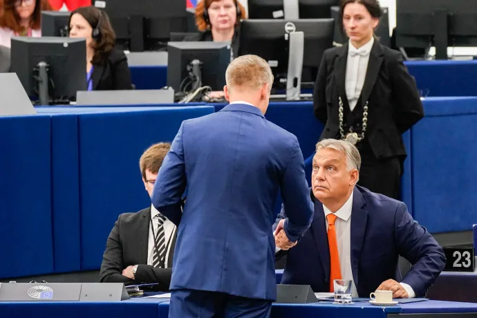 Orbán Viktor kezet fog Magyar Péterrel az Európai Parlament ülése előtt, 2024. szeptember 10-én – Fotó: Philippe Buissin / European Union