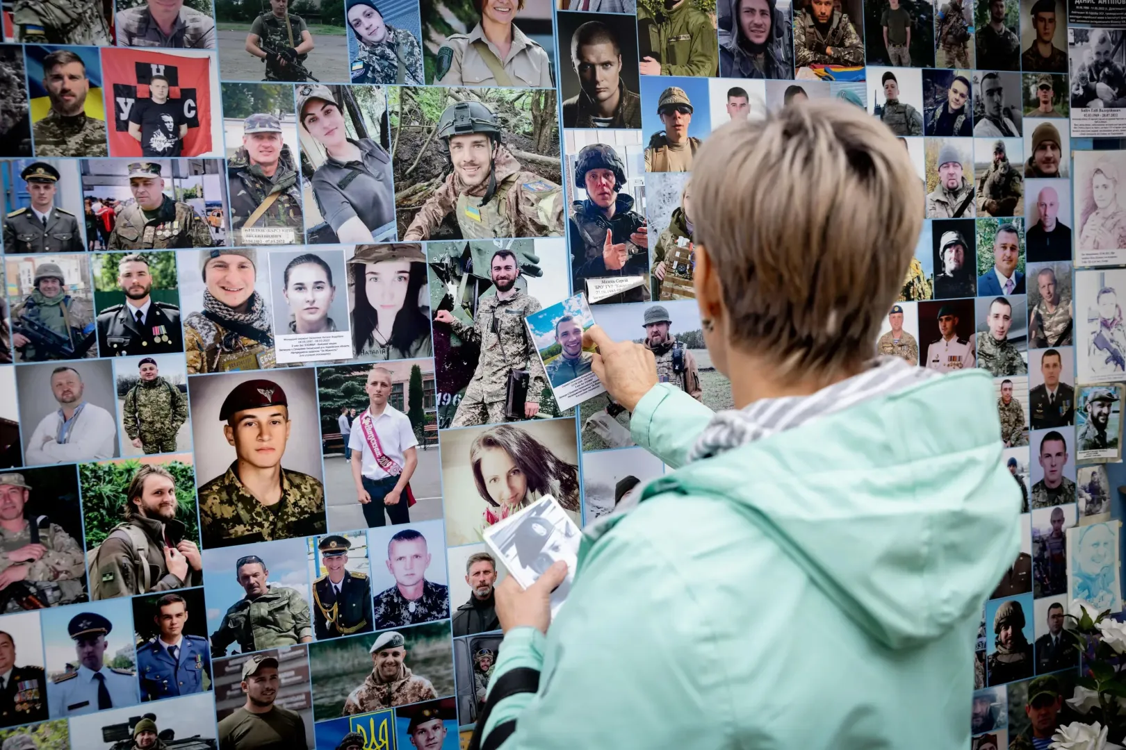 Kyiv's Wall of Remembrance of the Fallen for Ukraine. According to new figures from the Ukrainian Defence Ministry, at least 177 Ukrainian prisoners have died in Russian captivity since February 2022, but the number is likely to be much higher due to lack of international oversight – Photo: Orsi Ajpek / Telex