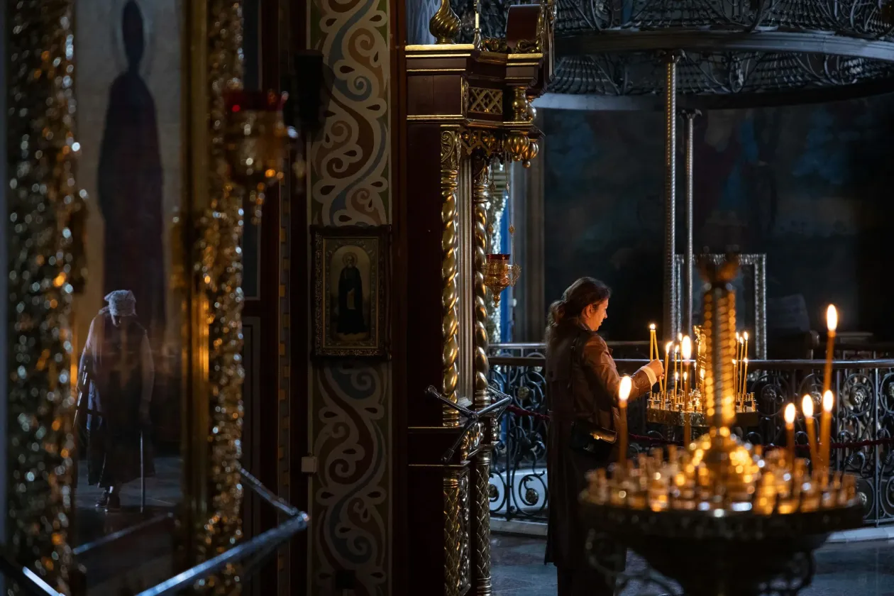 Commemoration in St. Michael's Golden-Domed Monastery in Kiev and communal prayer in Saints Peter and Paul Garrison Church in Lviv – Photo by Orsi Ajpek / Telex