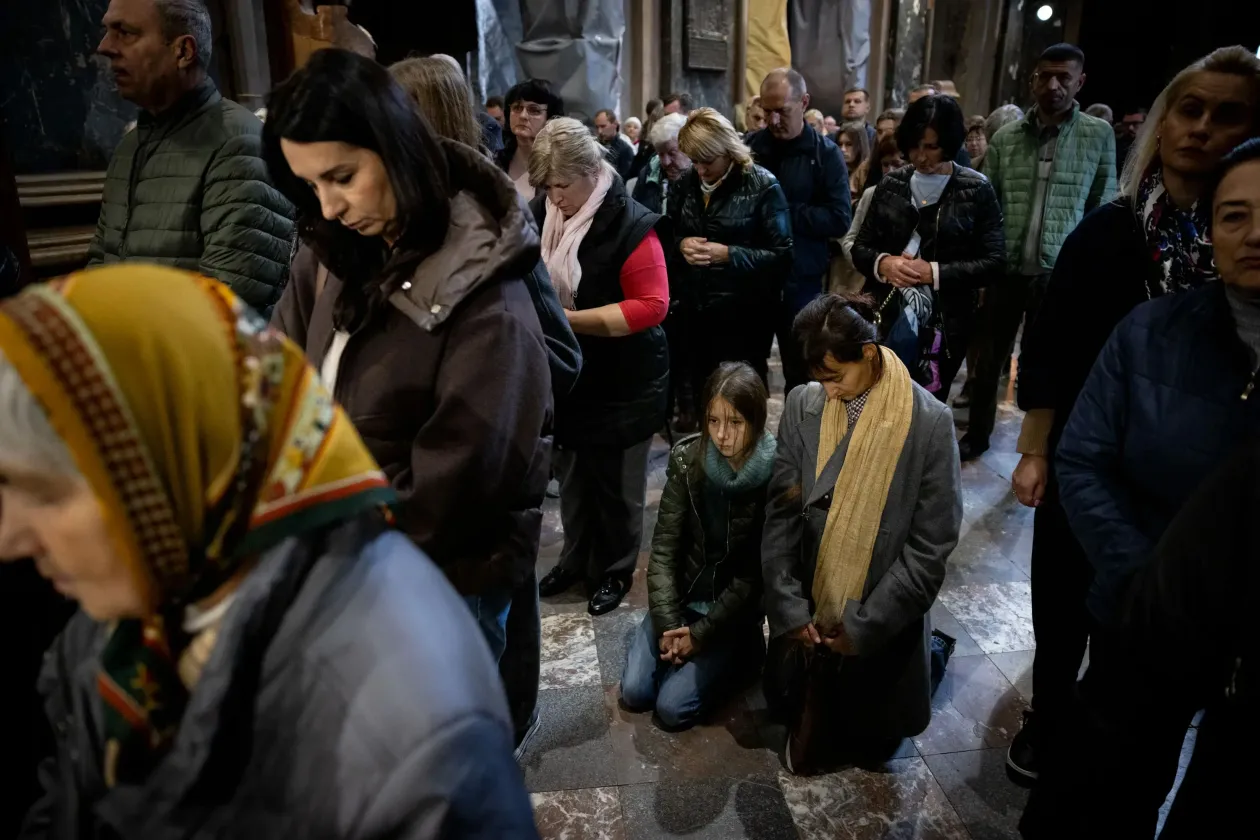 Commemoration in St. Michael's Golden-Domed Monastery in Kiev and communal prayer in Saints Peter and Paul Garrison Church in Lviv – Photo by Orsi Ajpek / Telex