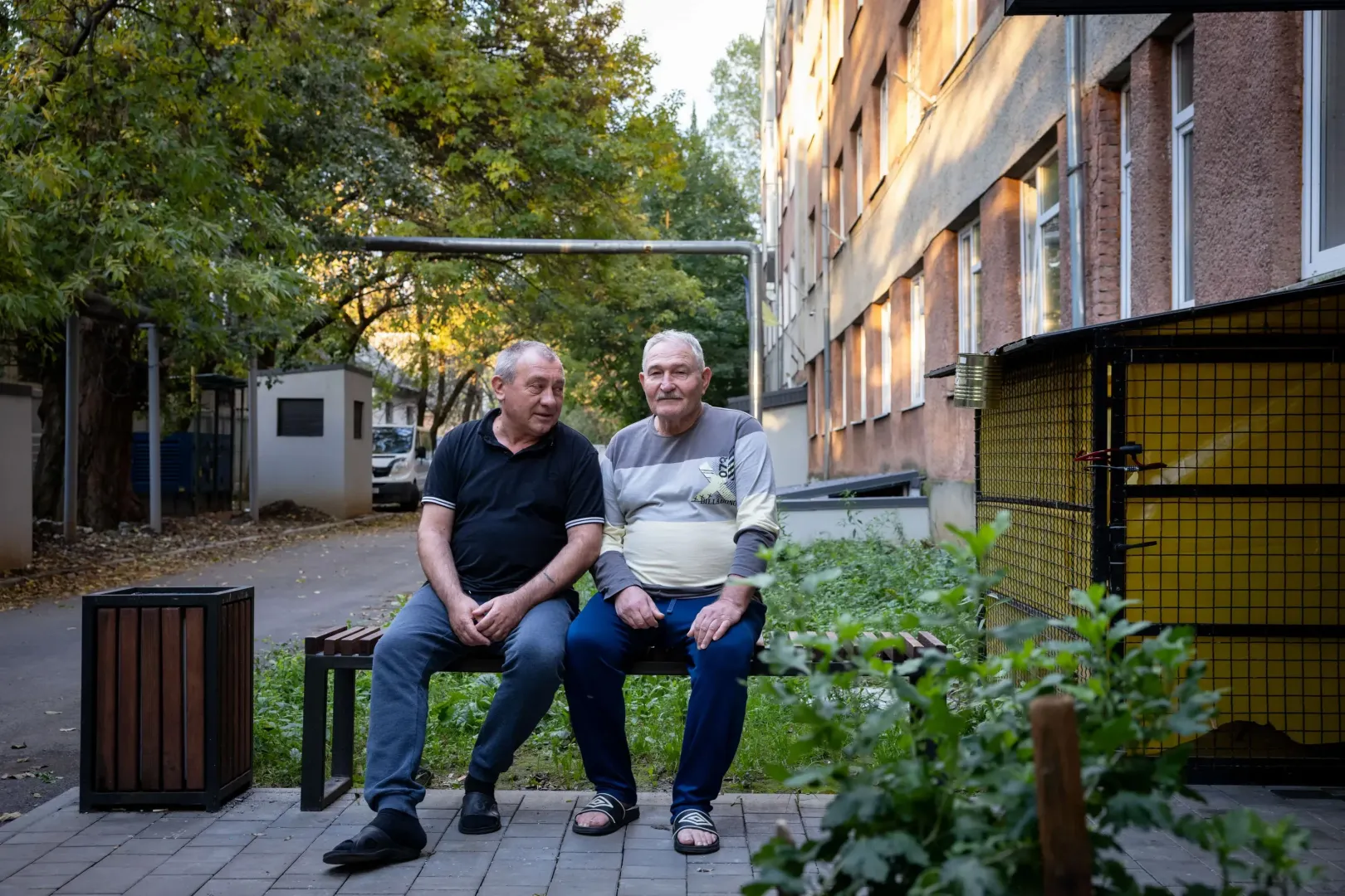 Yuri and Vasiliy each share a room with their wives on the third floor of a refugee shelter in Uzhhorod. Both families were forced to flee in 2022 because they lived in an area where active fighting was taking place. The two men became friends at the shelter – Photo by Orsi Ajpek / Telex