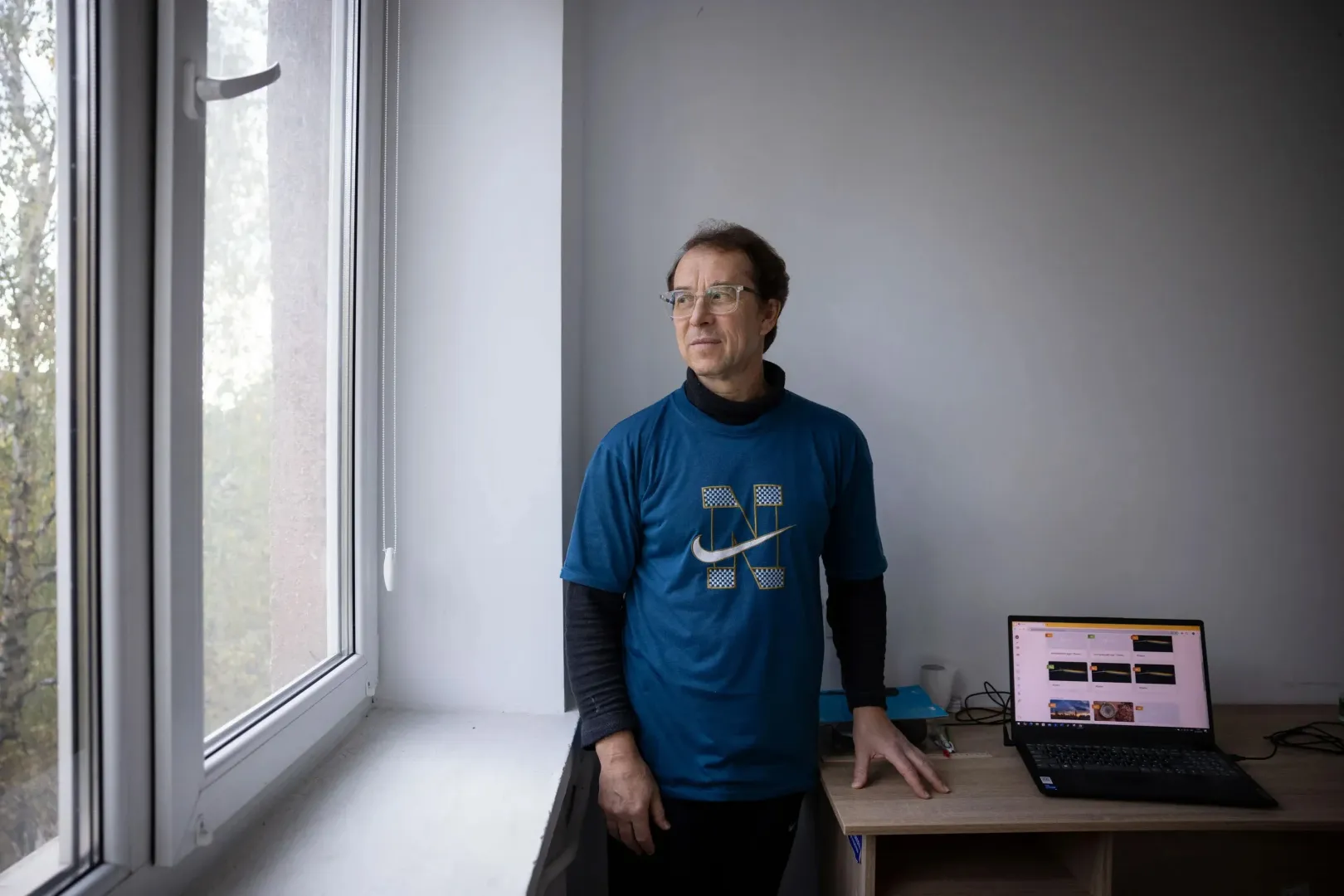 Shevchenko fled Severodonetsk in Luhansk in spring 2022 and is now living in a refugee shelter in Uzhhorod. A physics teacher and homeroom teacher, he still teaches his classes online, with students logging in every morning from all over Ukraine and even Europe – Photo: Orsi Ajpek / Telex