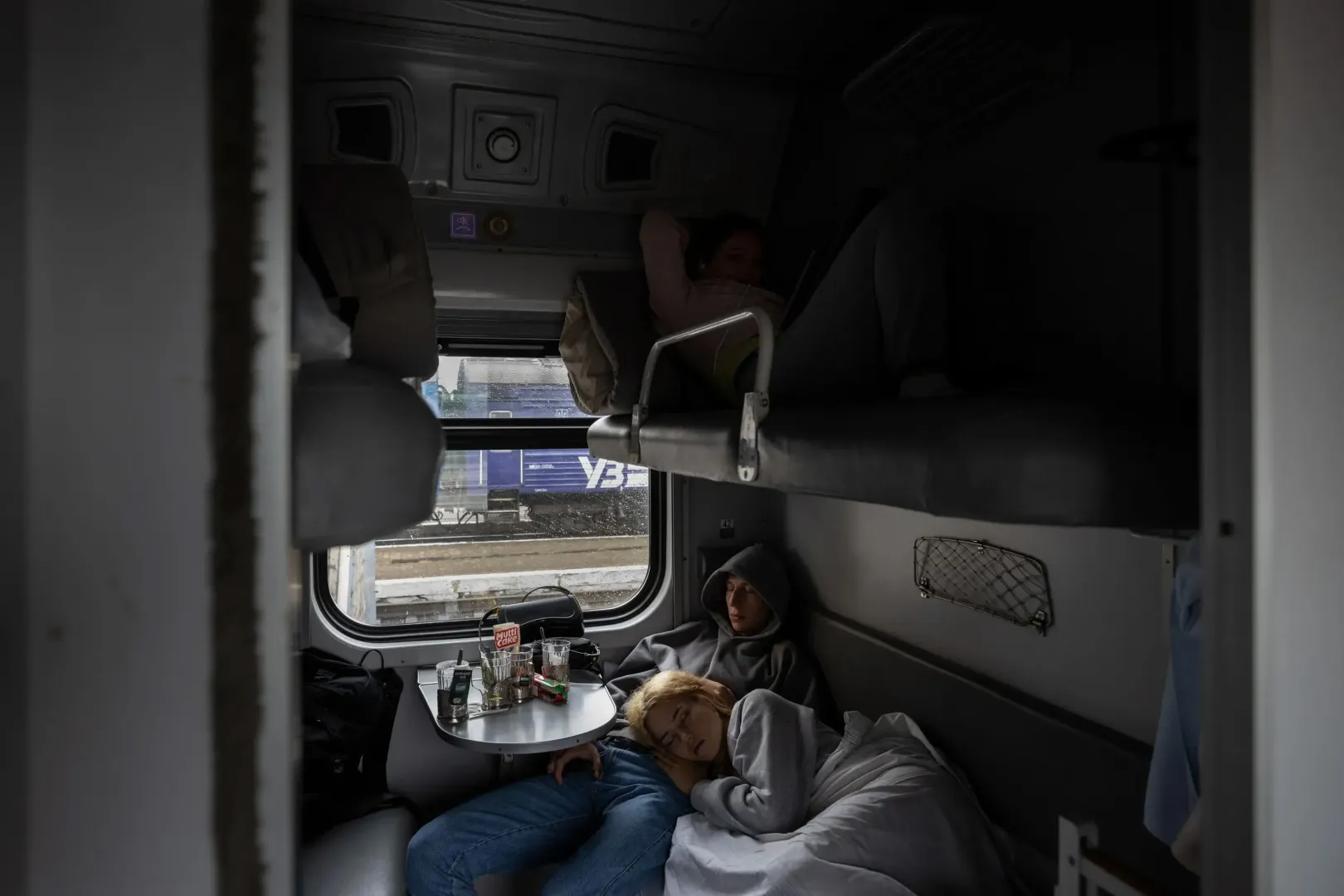 A group of young people rest on a train from Transcarpathia to Kyiv – Photo by Orsi Ajpek / Telex