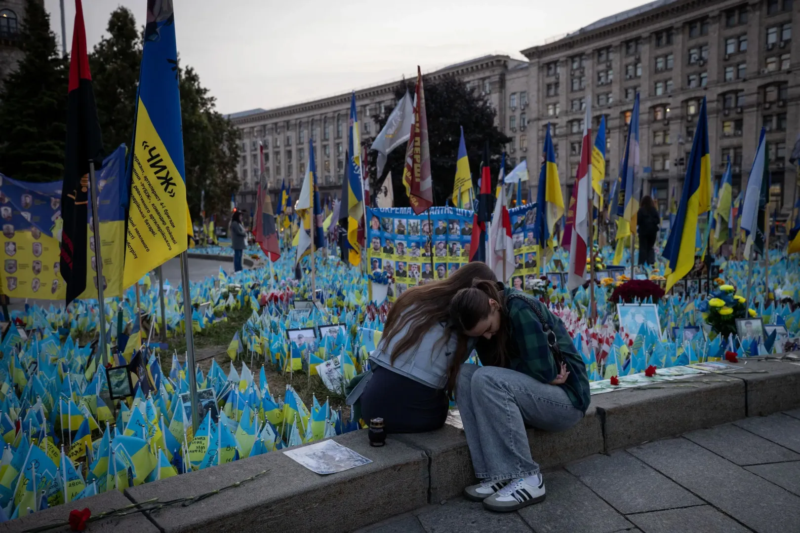 Commemorators at Majdan in Kyiv on Defenders Day – Photo by Orsi Ajpek / Telex