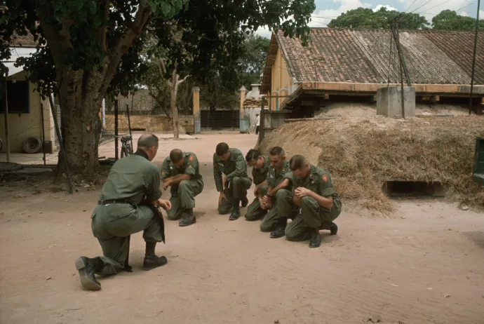 Egy katonai lelkész és a MACV–SOG tagjai imádkoznak egy faluban Ho Si Minh-város (korábban Saigon) közelében a vietnámi háború alatt – Fotó: Wally McNamee / Corbis / Getty Images