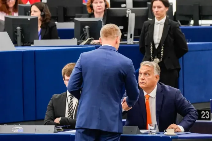 Viktor Orbán shakes hands with Péter Magyar before the European Parliament session on 10 September 2024 – Photo: Philippe Buissin / European Union