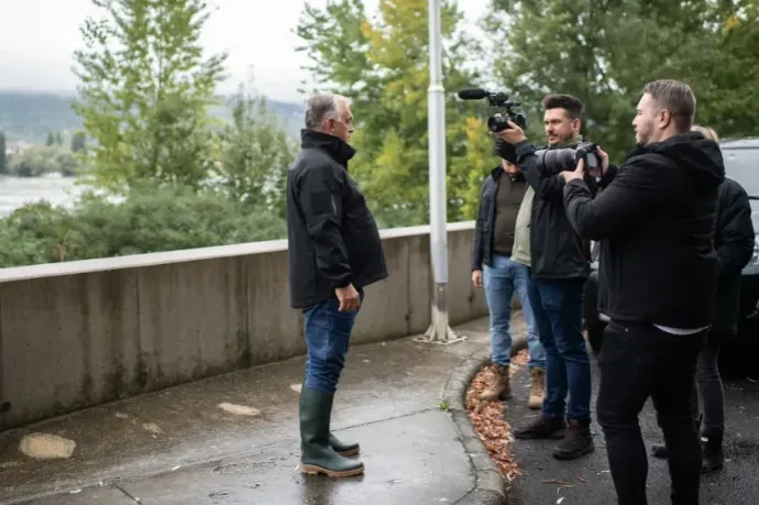 Viktor Orbán checks in during the floods in Visegrád, 16 September 2024 – Photo: János Bődey / Telex