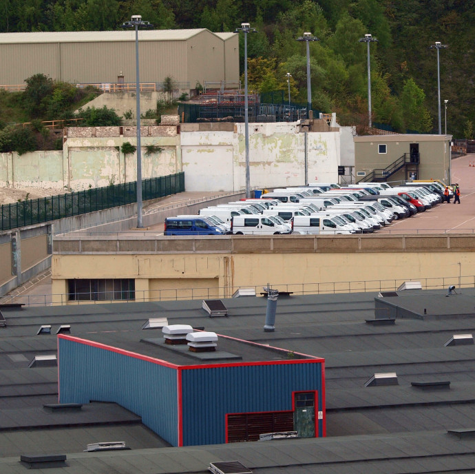 Ezermilliárdos kedvezménnyel tukmálják elektromos autóikat a büntetéstől tartó gyártók