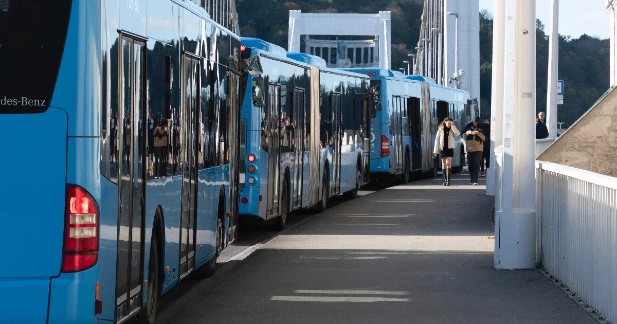 Füst volt a 2-es metró Deák téri megállójában, a teljes vonalon pótlóbusz közlekedett