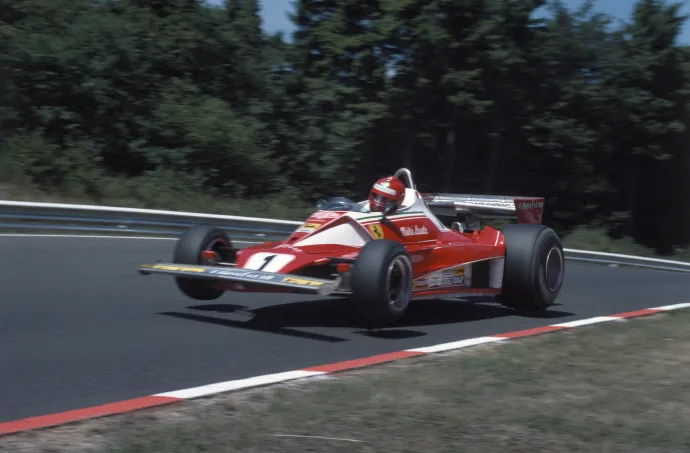 Lauda repül az 1976-os nürburgringi verseny előtti szabadedzésen; és a kocsi a baleset után – Fotó: Klemantaski Collection; Bernard Cahier / Getty Images