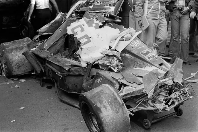 Lauda repül az 1976-os nürburgringi verseny előtti szabadedzésen; és a kocsi a baleset után – Fotó: Klemantaski Collection; Bernard Cahier / Getty Images