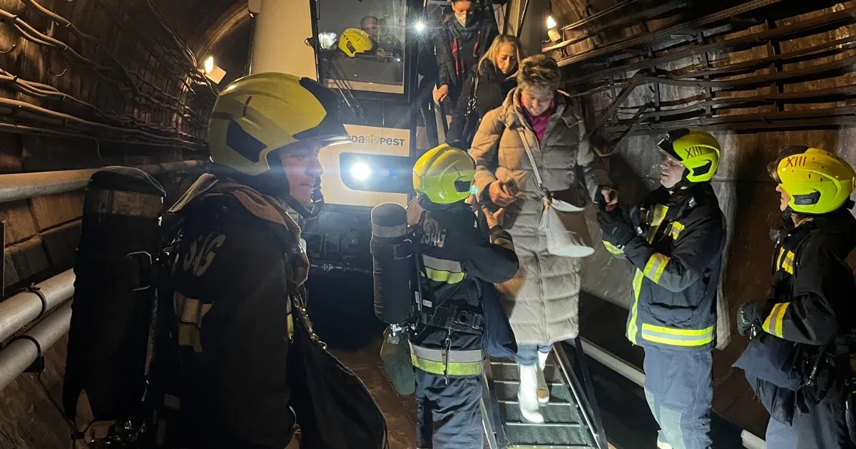 Így menekítették a tűzoltók az embereket a lerobbant 2-es metróból