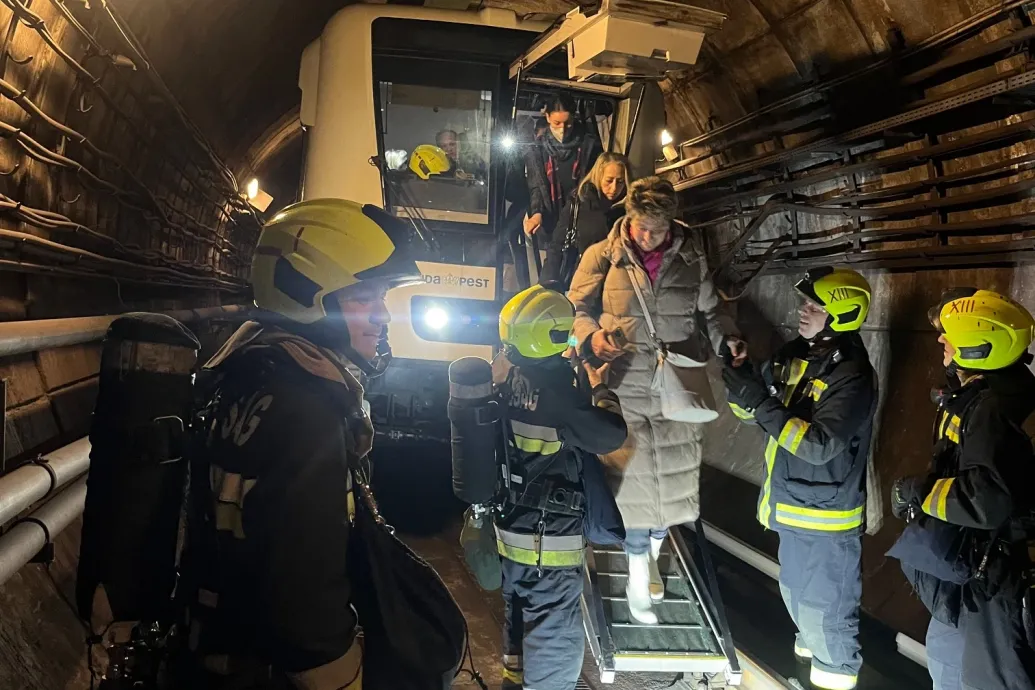 Így menekítették a tűzoltók az embereket a lerobbant 2-es metróból – Forrás: Telex.hu