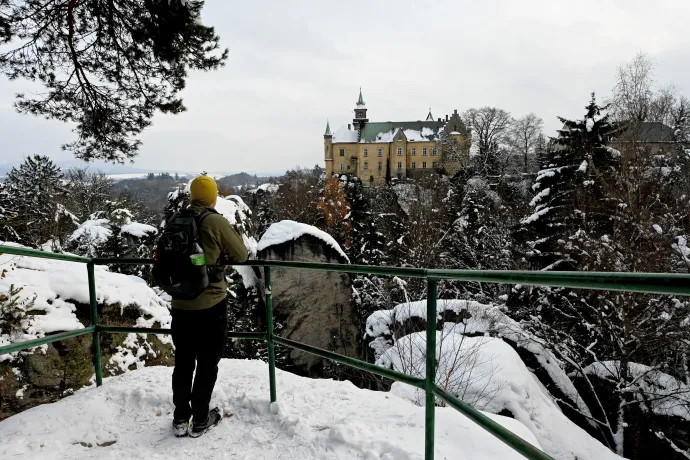 A hegymászók temetője, a Koponya-szikla és a Hrabaskála-kastély – Fotó: Tenczer Gábor / Telex