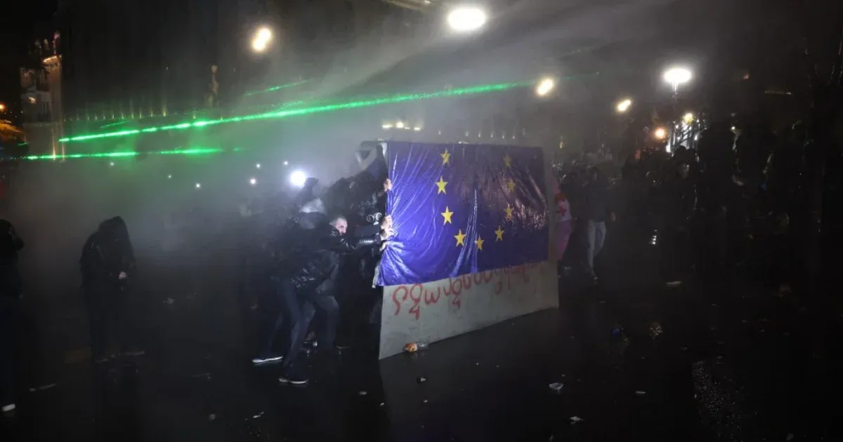 Grúzia 2028-ig elhalasztja az EU-tagság-kérelmét, a döntésre ezrek vonultak az utcára az éjjel