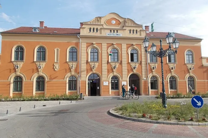 Lázár János befektetőket vár a vasútállomások felújításához