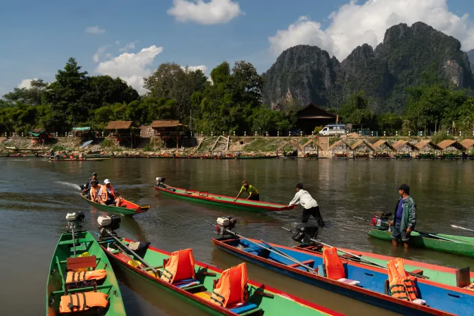 Turisták a Nam Song folyón Vang Viengben – Fotó: AFP