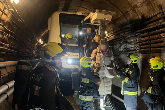 Így menekítették a tűzoltók az embereket a lerobbant 2-es metróból