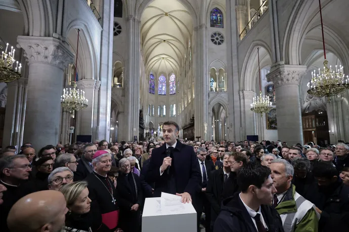 Emmanuel Macron beszédet mond a Notre-Dame átadásán – Fotó: Christophe Petit Tesson / Reuters