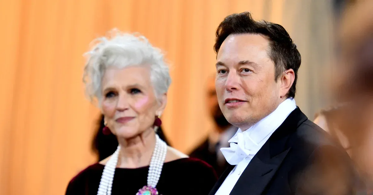 Miért lett celeb Kínában Elon Musk anyja?
