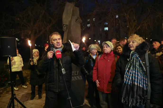 Fáklyás vonulással tüntetett a DK a kormány választási törvényt módosító javaslata ellen