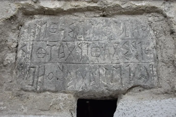 Rovásírásos kő került elő a homoródkarácsonyfalvi unitárius templomban
