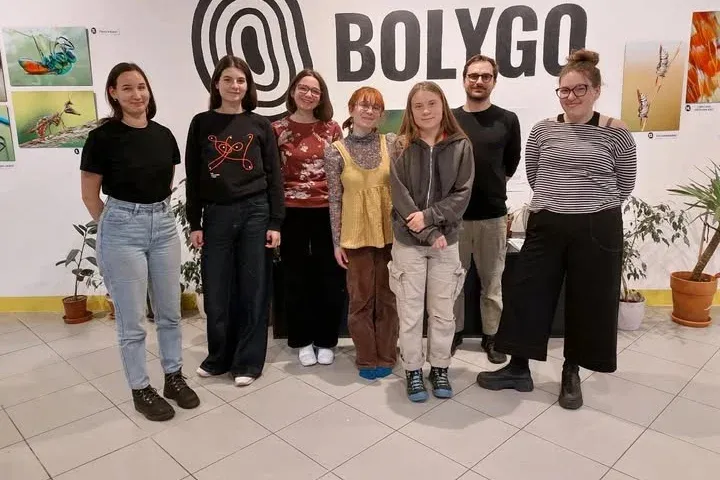 Greta Thunberg beugrott teázni egy Margit körúti helyre – Forrás: Telex.hu